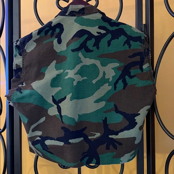 VIN•TAGÉ Custom Camo Vest - Picture 6 of 17